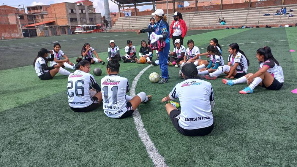 Una educadora alteña utiliza el fútbol como medio para empoderar mujeres