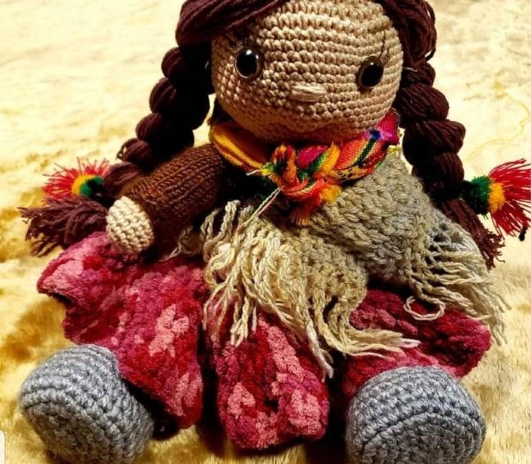 Mujeres bolivianas “tejen” sueños a crochet en un emprendimiento social
