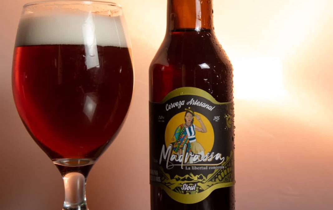 Cerveza “Madrassa” reúne el ímpetu de 4 jóvenes y el legado de un experto cervecero